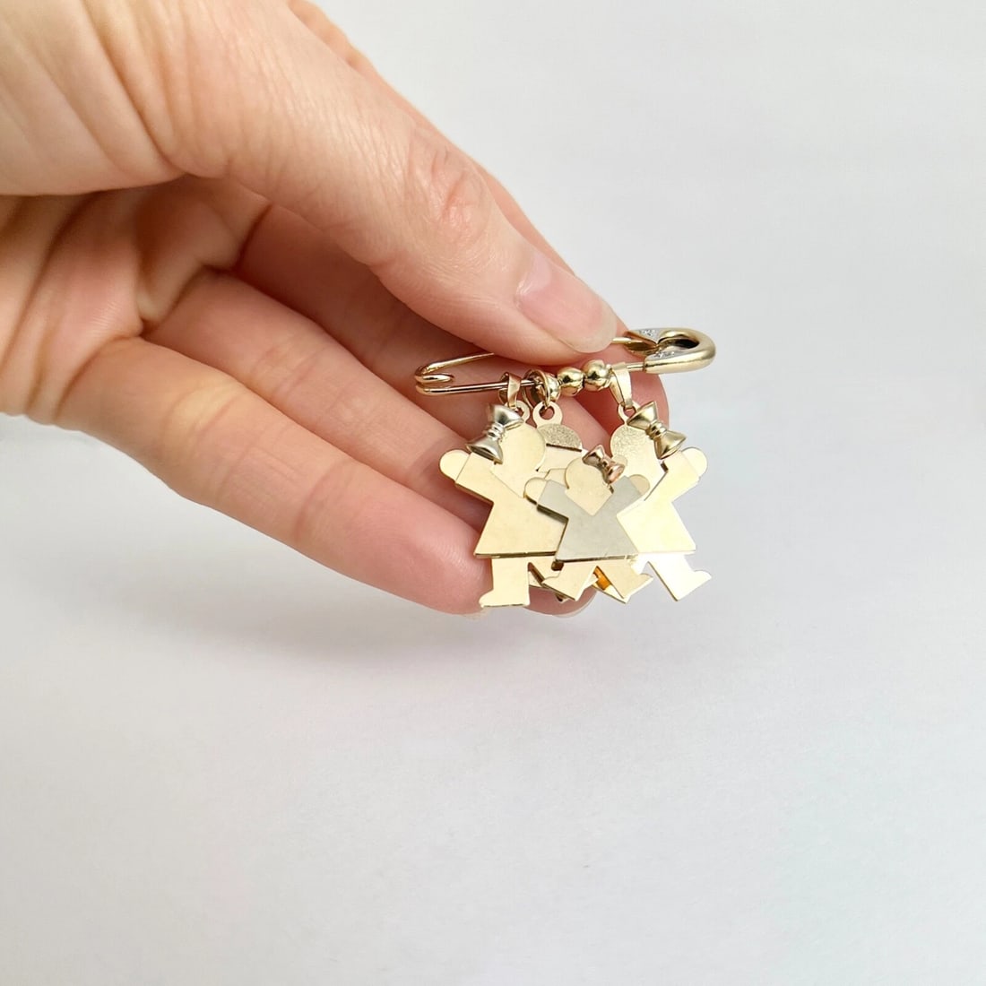 Vintage Diamond Family Safety Pin Brooch 14K Yellow Gold, 11.02 Grams - 4