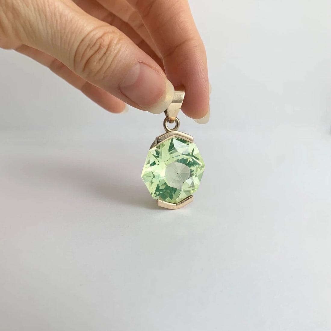Vintage 1960's Octagon Lime Green Quartz Pendant 10K Yellow Gold, 13.40 Gr - 4