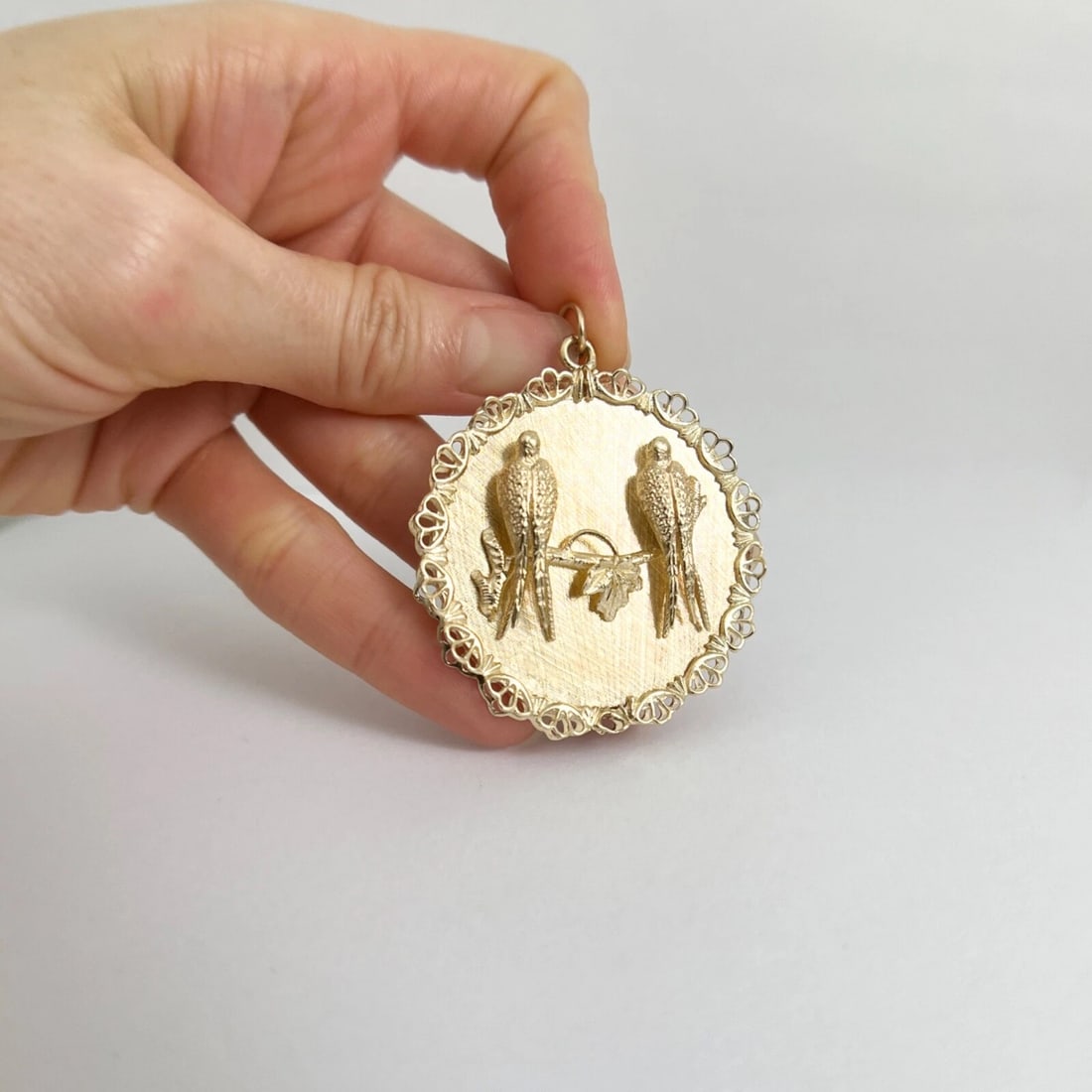 Vintage 1960's Two Birds Large Round Pendant Charm 14K Yellow Gold, 22.31 Grams - 3