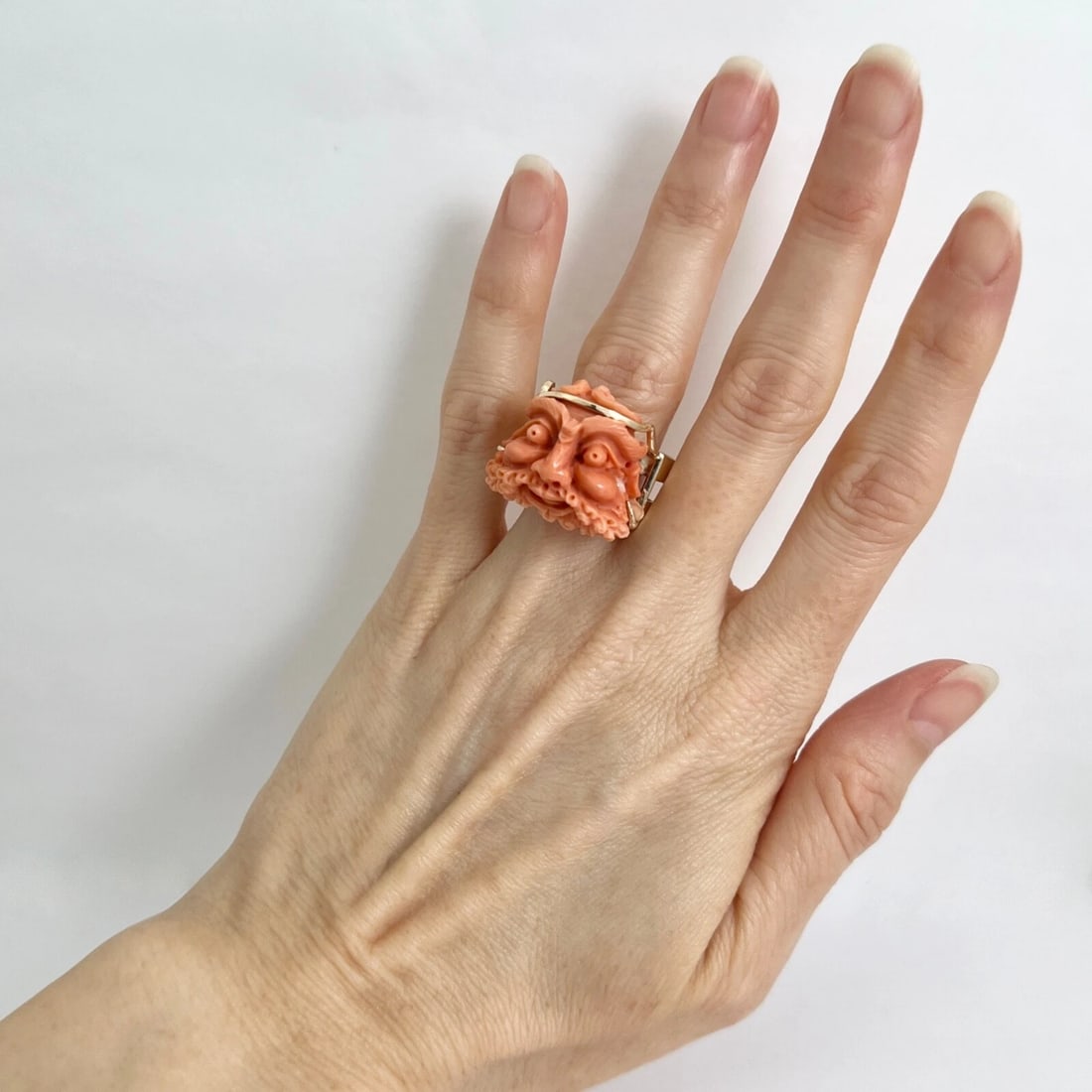 Vintage 1950's 1960's Carved Coral Man's Face Ring 14K Yellow Gold, 13.86 Grams - 4