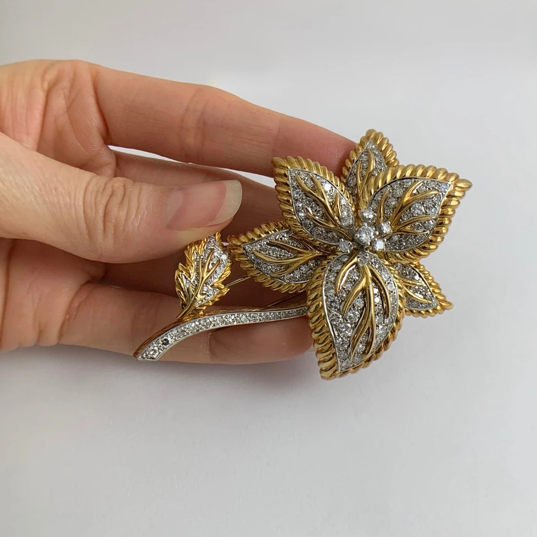 Vintage Diamond Two-Tone Flower Brooch Pin 18K Yellow Gold, 3.50 CTW, 35.2 Grams - 4