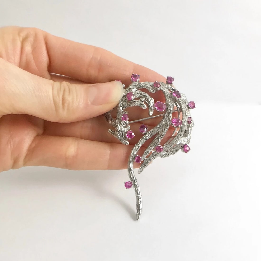 Vintage 1960's Pink Sapphire Gemstone Brooch Pin 18K White Gold, 23.5 Grams - 4