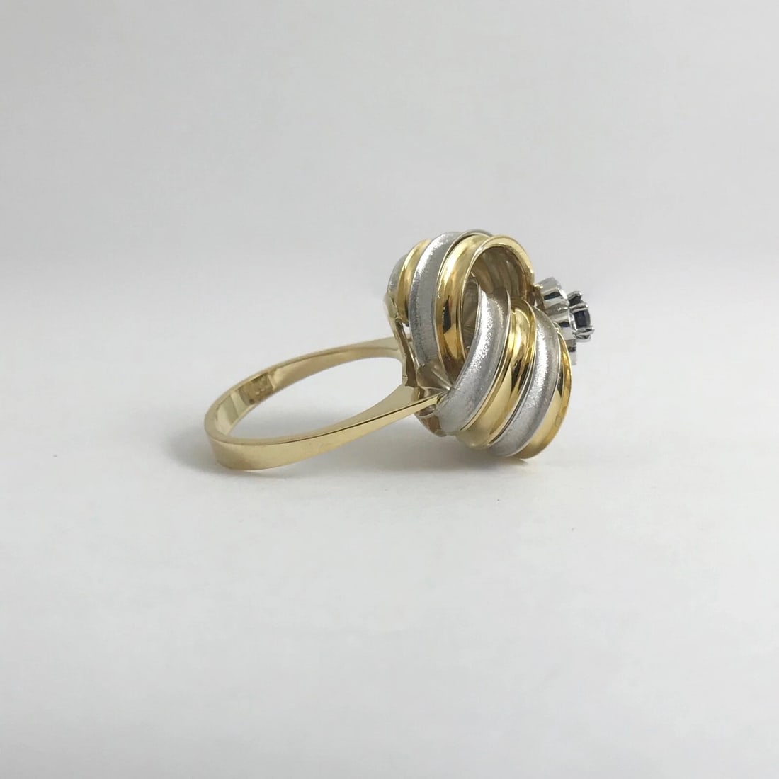 Vintage Sapphire Diamond Swirl Two-Tone Cocktail Ring 18K Yellow Gold, 8.97 Gram - 10