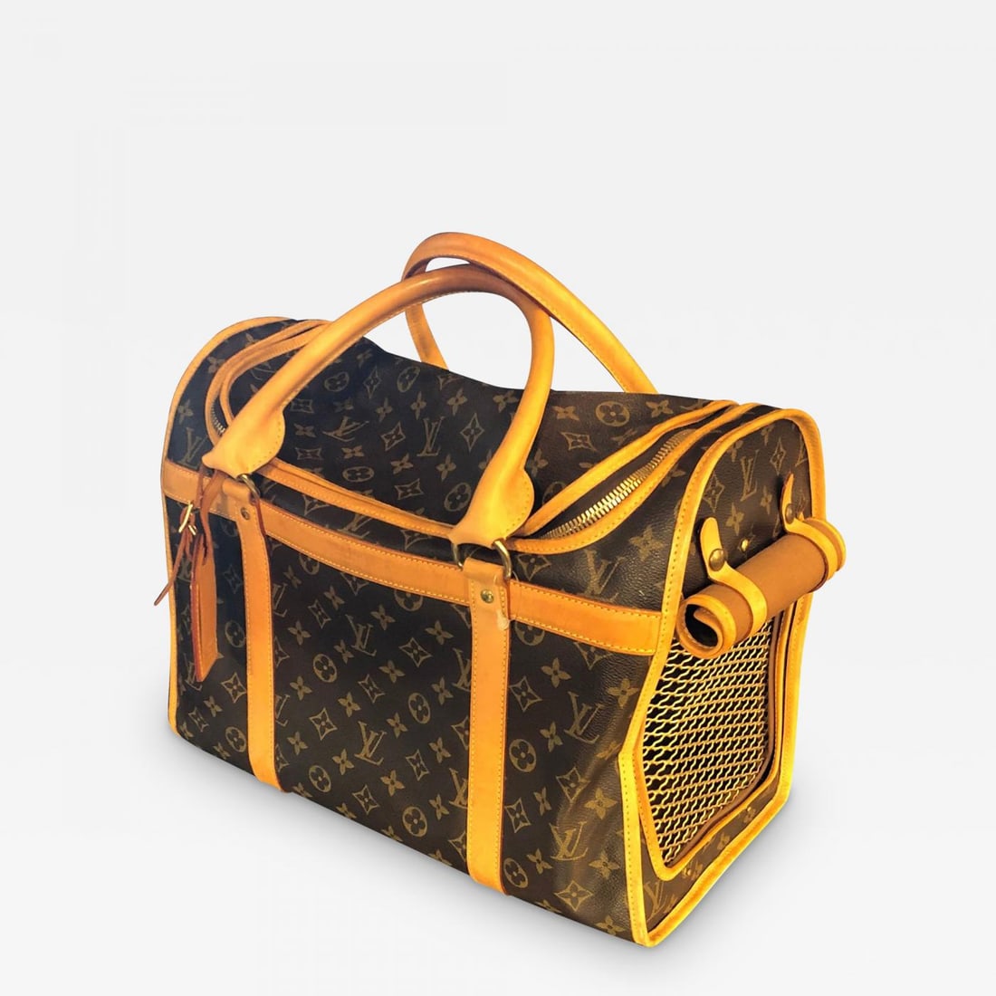 Louis Vuitton Dog Carrier 40 Monogram Canvas Luggage Bag: Louis Vuitton dog carrier 40 monogram canvas bag or luggage. This beautiful fine conditioned bag by Louis Vuitton has been used three times according to its prior owner. The bag is equipped with a bre