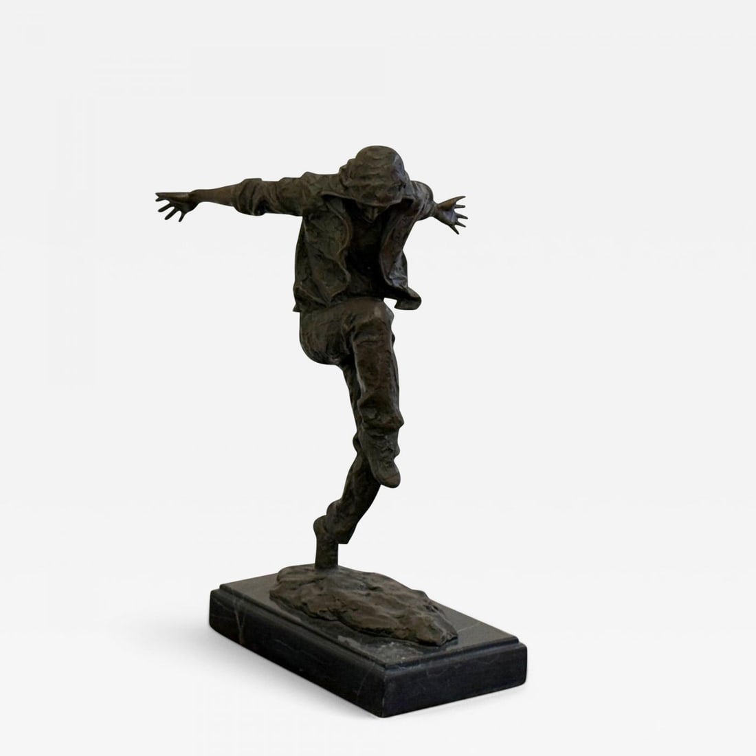 Mid-Century Modern, Bronze, Table-Top Sculpture, Break-dancer Statue, USA, 1980s: Mid-Century Modern, Bronze, Table-Top Sculpture, Break-dancer Statue, USA, 1980s A modern bronze table-top sculpture or statue depicting a break-dancer in motion. This work sits on a marble base. Bron