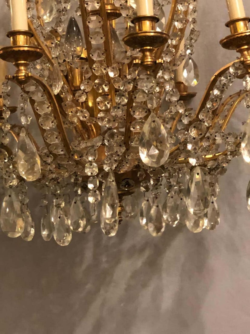 Fine Cut Crystal and Gilt Bronze Neoclassical Eighteen-Light Chandelier - 7