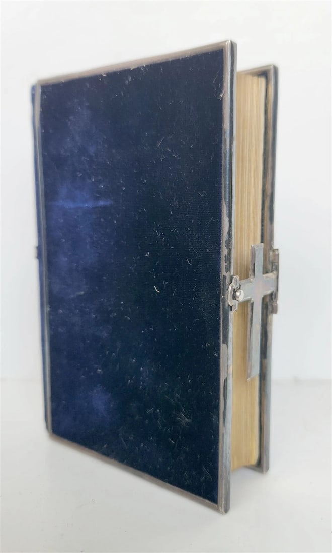 1880s PAROISSIEN ROMAIN antique BEAUTIFUL VELVET BINDING w/ SILVER CROSS CLASP: Title: 1880s PAROISSIEN ROMAIN antique BEAUTIFUL VELVET BINDING w/ SILVER CROSS CLASP Description: PAROISSIEN ROMAIN Paris; n.d. (c.1880s) Original binding with applied bone decoration With some illus