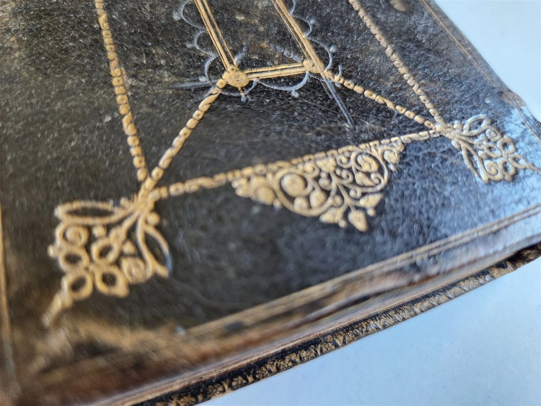 1705 PRACTICE of PIETY by Bayly Lewis antique in ENGLISH original binding - 4