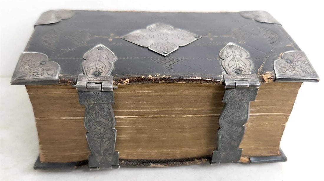 1697 BIBLE in ENGLISH OLD & NEW TESTAMENT antique w/ SILVER DECORATIONS & CLASPS - 5