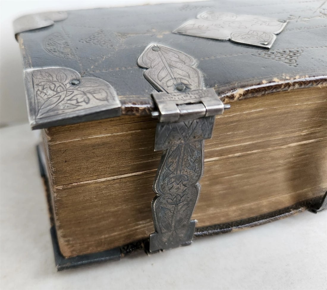 1697 BIBLE in ENGLISH OLD & NEW TESTAMENT antique w/ SILVER DECORATIONS & CLASPS - 7