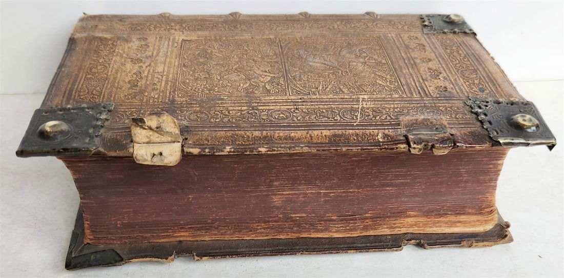 1571 BIBLE in LATIN ILLUSTRATED w/ 135 WOODCUTS antique PIGSKIN w/ METAL CORNERS - 3