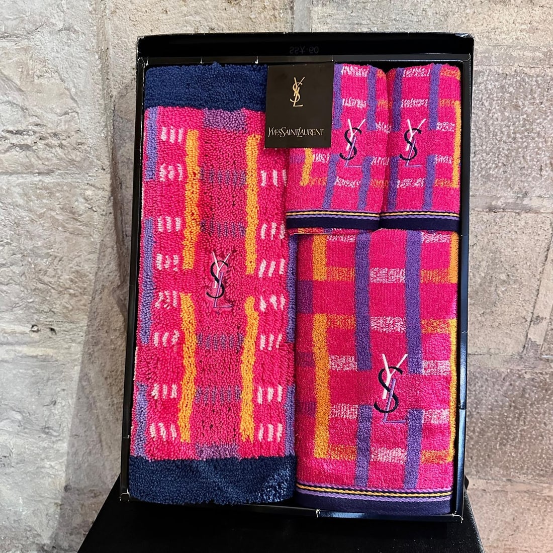 YVES SAINT LAURENT "Bathroom Set" Rug/2 Guest Towels/1 Face Towel: Title: YVES SAINT LAURENT "Bathroom Set" Rug/2 Guest Towels/1 Face Towel Material:Cotton Dimensions: / Description:(6022A67). Yves Saint Laurent Bath Set Rug/2 Guest Towels/1 Face Towel - A touch of l
