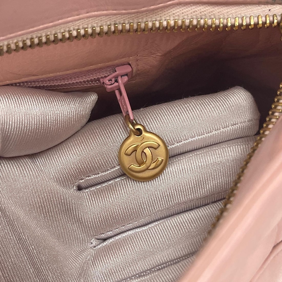 CHANEL Vintage Medaillon Handbag in Pink Lambskin - 11