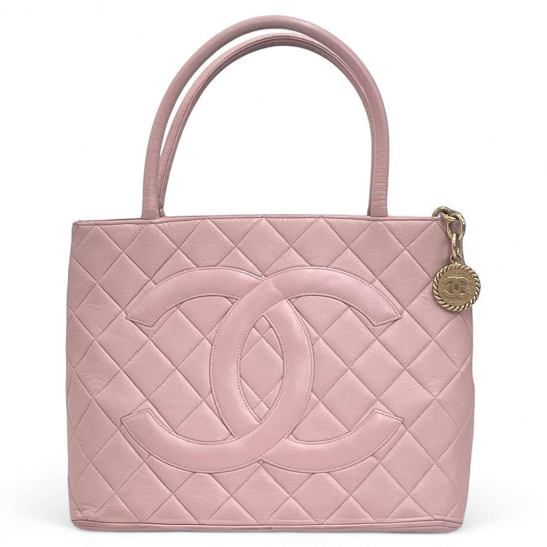 CHANEL Vintage Medaillon Handbag in Pink Lambskin: Title: CHANEL Vintage Medaillon Handbag in Pink Lambskin Material:Leather Dimensions: Dimensions: L 30 cm × H 24 cm × D 15 cm Description:(6243B641). Chanel Vintage Medaillon Tote in Pink La