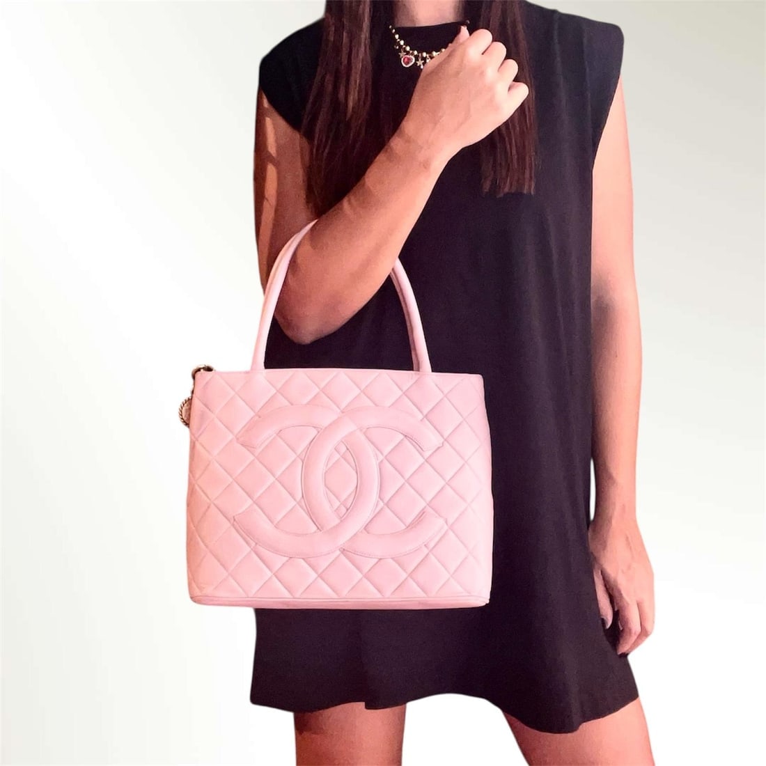 CHANEL Vintage Medaillon Handbag in Pink Lambskin - 2