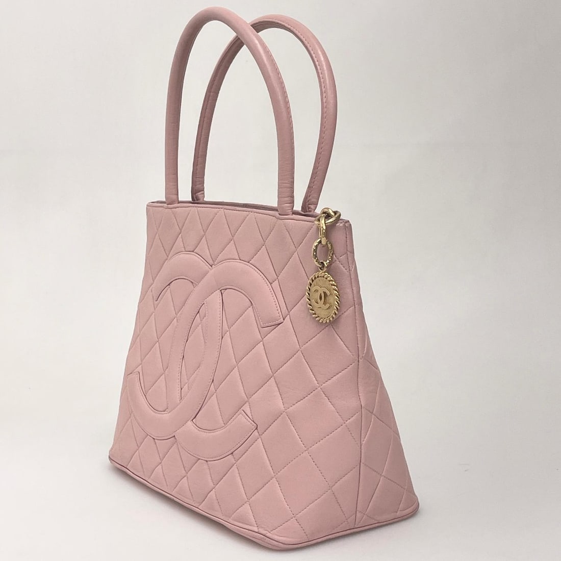 CHANEL Vintage Medaillon Handbag in Pink Lambskin - 3