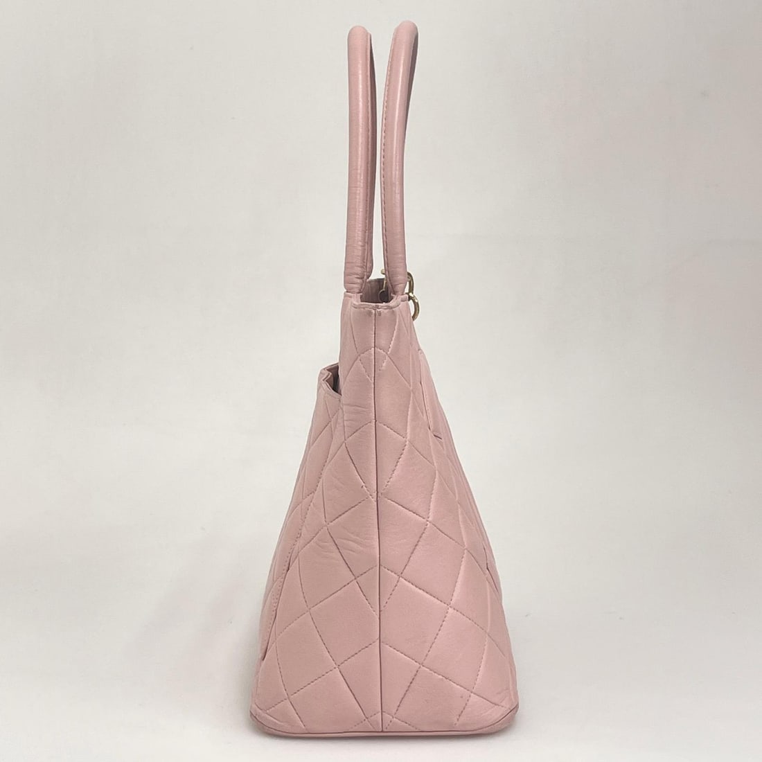 CHANEL Vintage Medaillon Handbag in Pink Lambskin - 4