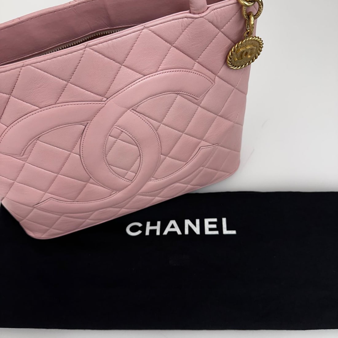CHANEL Vintage Medaillon Handbag in Pink Lambskin - 5