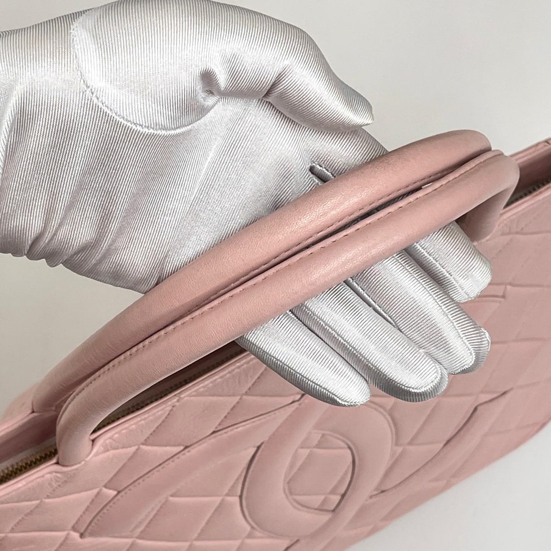 CHANEL Vintage Medaillon Handbag in Pink Lambskin - 7