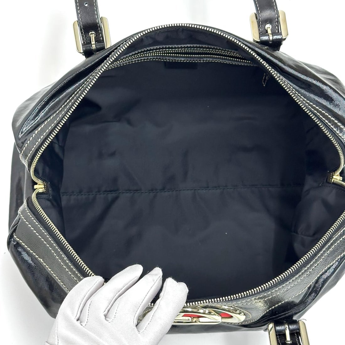 GUCCI Britt Black Patent Leather Shoulder Bag with Enamelled Logo - 11