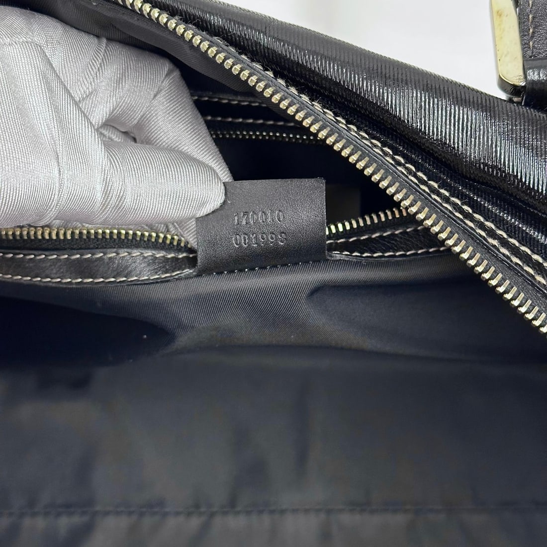 GUCCI Britt Black Patent Leather Shoulder Bag with Enamelled Logo - 12