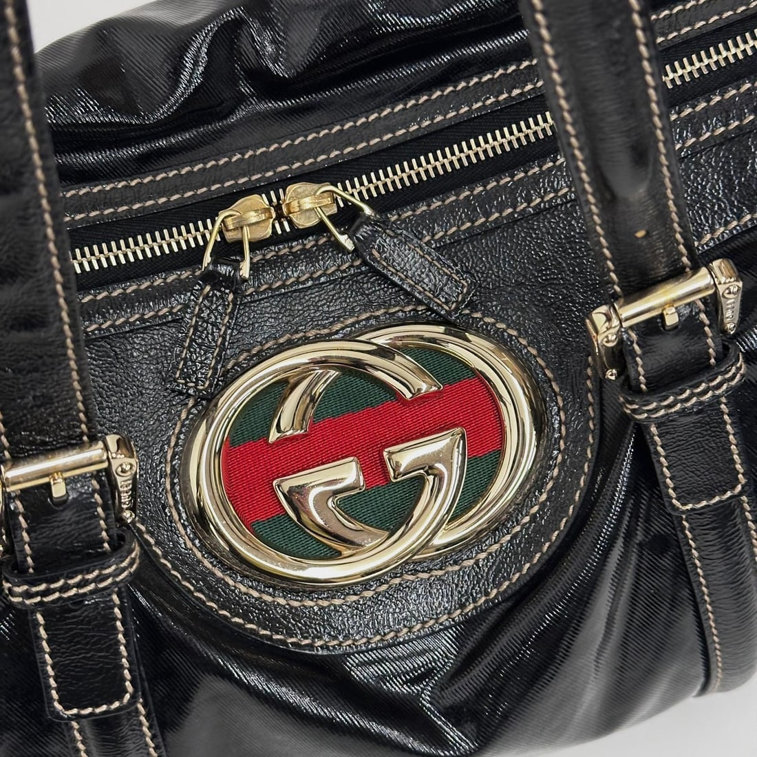 GUCCI Britt Black Patent Leather Shoulder Bag with Enamelled Logo - 5