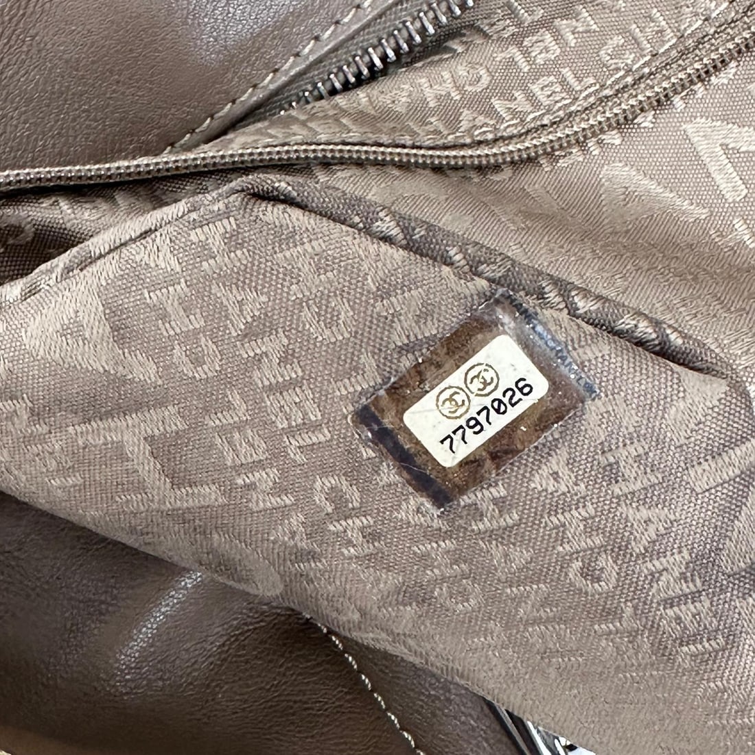 CHANEL Chocolate Bar Bowling Bag in Taupe Leather - 15