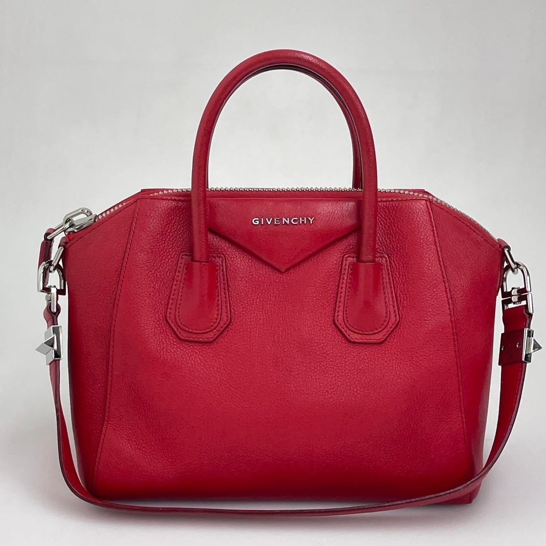 GIVENCHY Antigona Small Bag in Red Leather: Title: GIVENCHY Antigona Small Bag in Red Leather Material:Leather Dimensions: • Length: 28 cm• Height: 23 cm• Width: 16 cm Description:(6254B326). The Givenchy Antigona Small Red Le