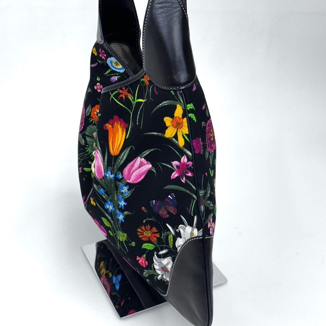 GUCCI Jackie Maxi bag in Flora canvas and black leather - 4