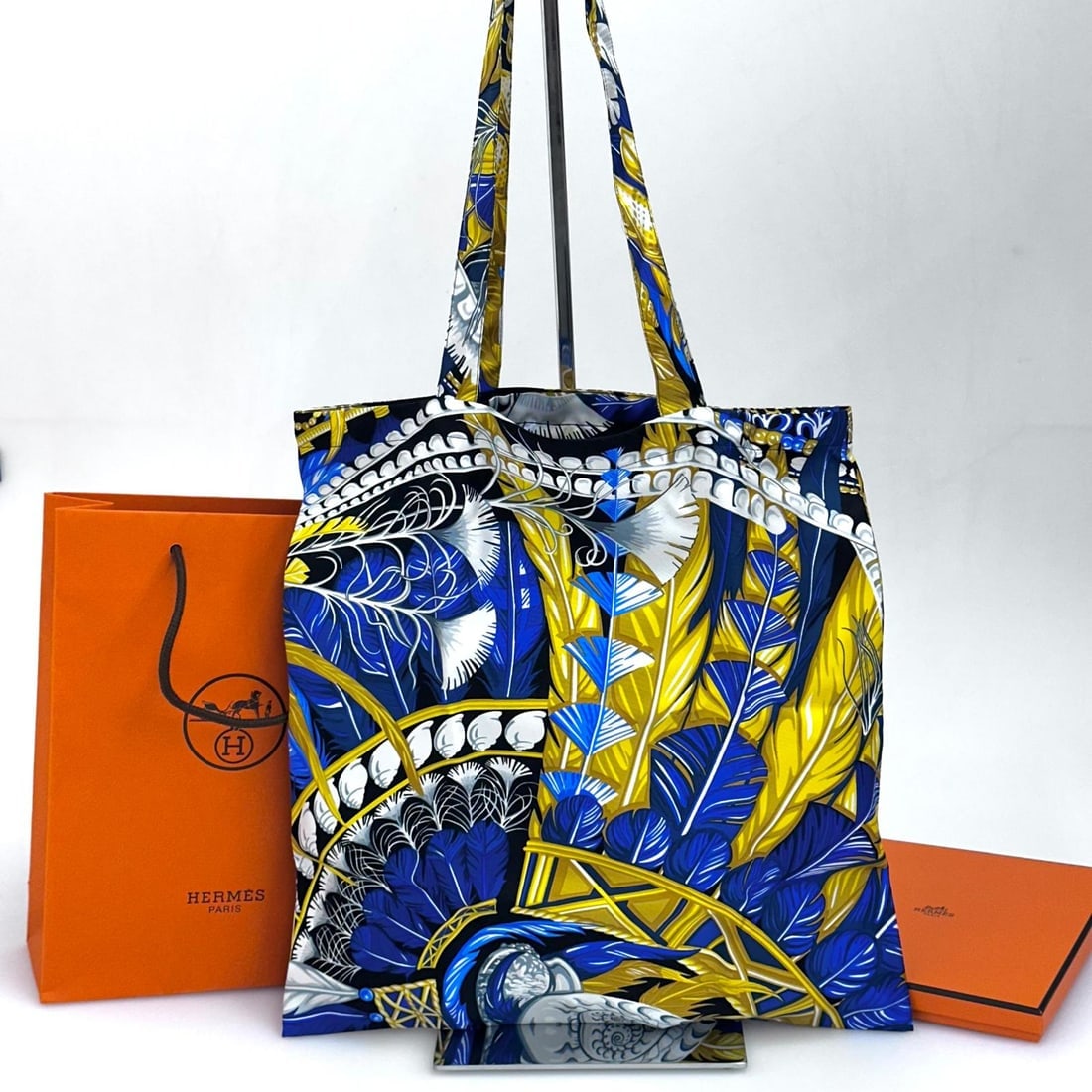 HERMES “Les Plumes” Multicolor Silk Twill Tote Bag – Never Used: Title: HERMES “Les Plumes” Multicolor Silk Twill Tote Bag – Never Used Material:Silk Dimensions: • Length: 37 cm• Height: 38 cm• Width: 2 cm• Handles: 29 cm D