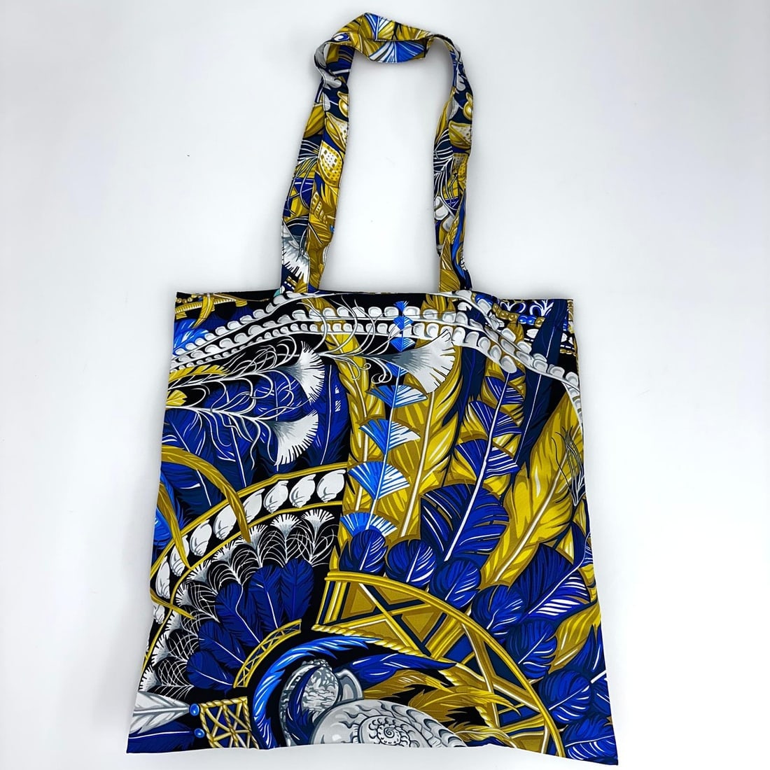 HERMES “Les Plumes” Multicolor Silk Twill Tote Bag – Never Used - 3