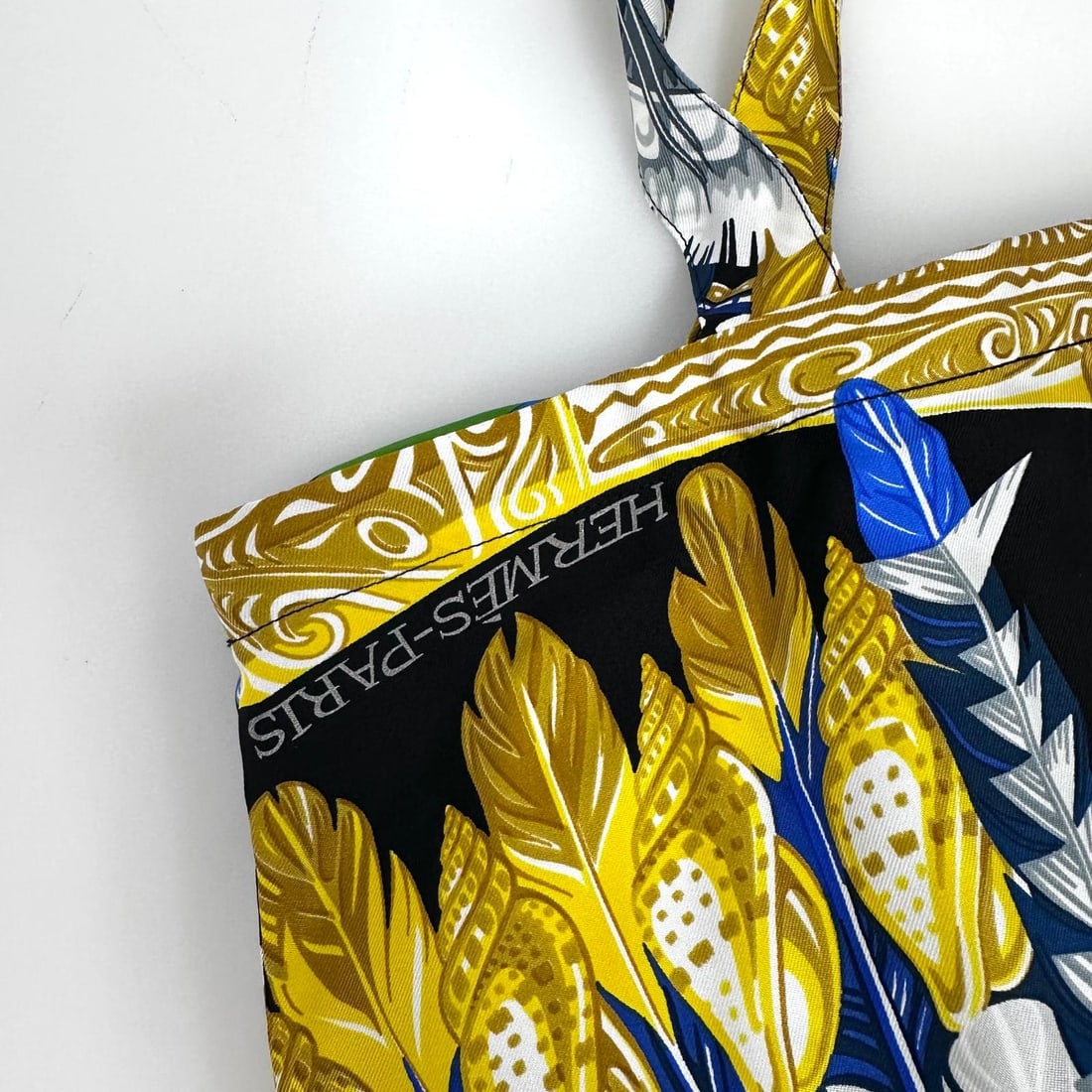 HERMES “Les Plumes” Multicolor Silk Twill Tote Bag – Never Used - 5