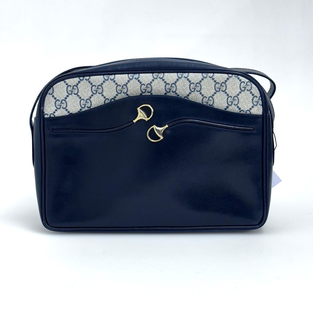 GUCCI Horsebit Vintage Messenger Bag in GG Supreme Canvas and Blue Leather: Title: GUCCI Horsebit Vintage Messenger Bag in GG Supreme Canvas and Blue LeatherMaterial:LeatherDimensions: • Length: 27 cm• Height: 18 cm• Width: 6 cm• Shoulder strap: 38