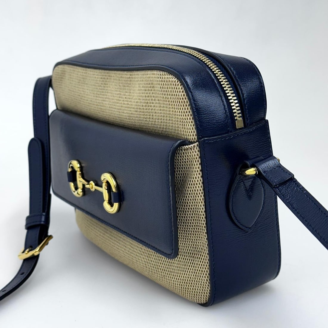 GUCCI 1955 Horsebit Shoulder Camera Bag in Beige Canvas and Blue Leather - 3