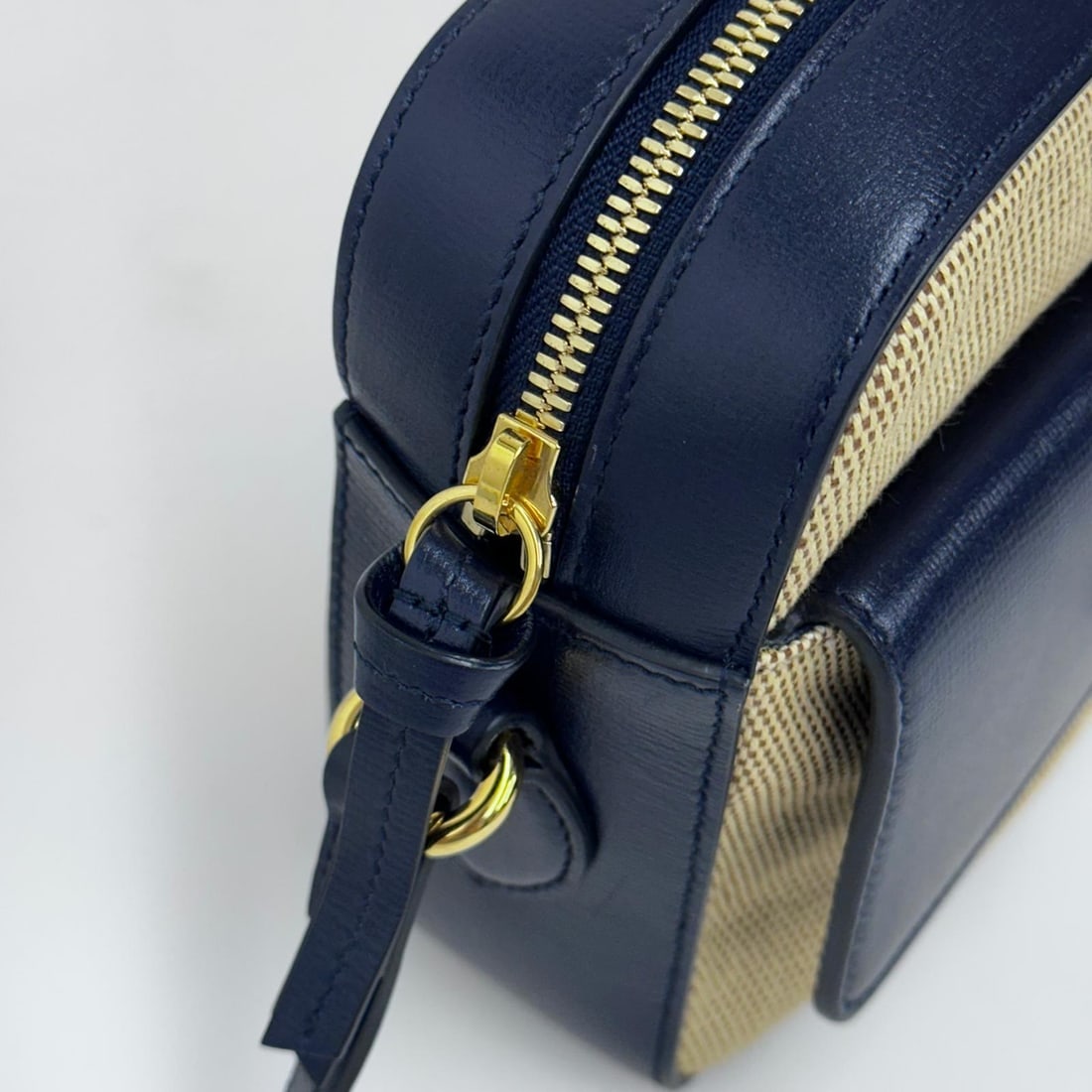 GUCCI 1955 Horsebit Shoulder Camera Bag in Beige Canvas and Blue Leather - 6