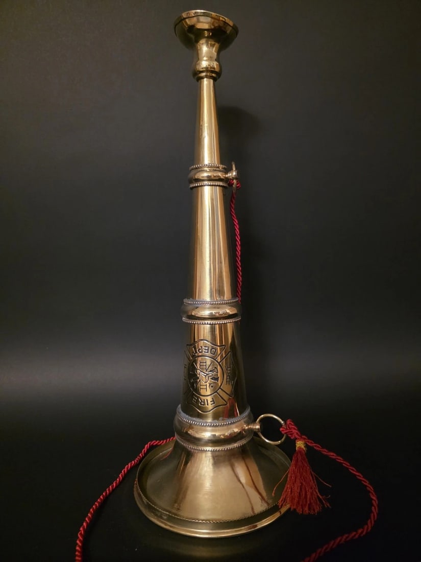 16 1/2" Polished Brass Gold Fireman Presentation Speaking Trumpet: 16 1/2" Tall x 6 1/4" Wide Well made reproduction Fire Fighter presentation speaking trumpet. Be sure to see the pictures These are a polished brass gold color.. Makes a great gift! Reserve: $90.00