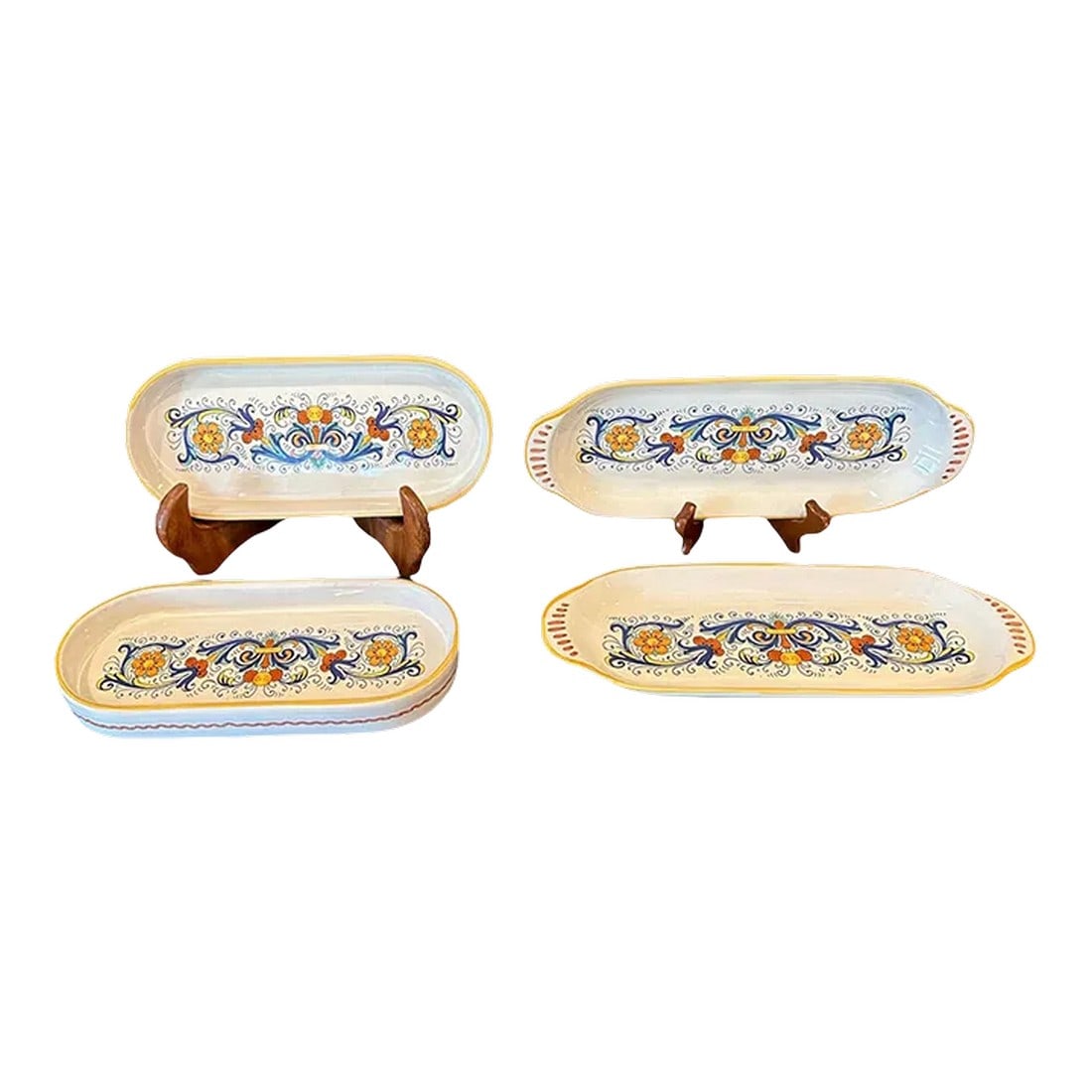 Vintage Ricco Deruta Majolica Italian Pottery Hand Painted Serving Trays - Set of 4: Hand painted pottery Deruta, Italy Pattern: Ricco Deruta by Deruta (Italy) A pair of oval trays and a pair of handled serving trays-4 pieces in total. Most popular pattern- design dating back to the