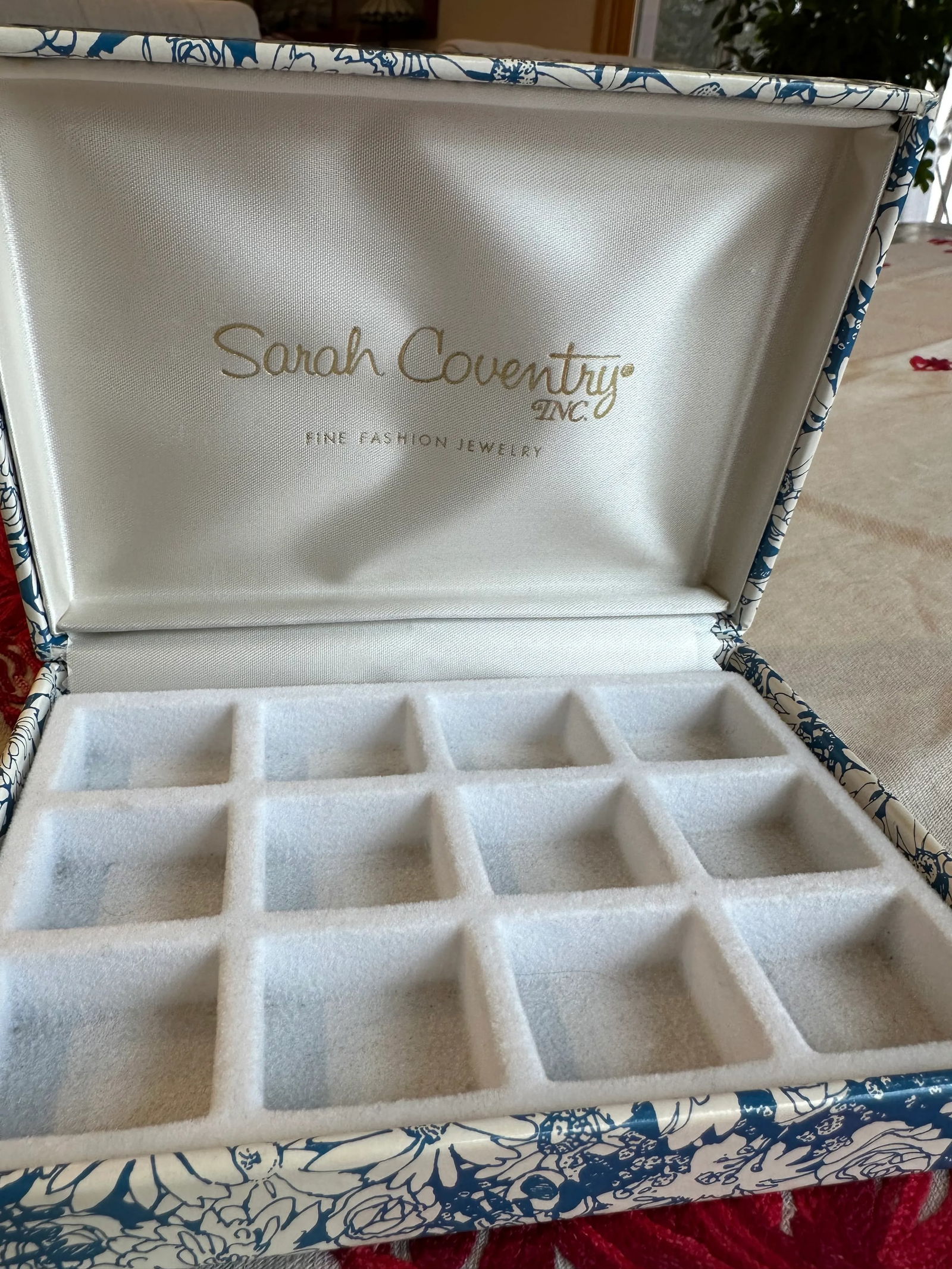 Late 20th Century Sarah Coventry Jewelry Earring Box - 4