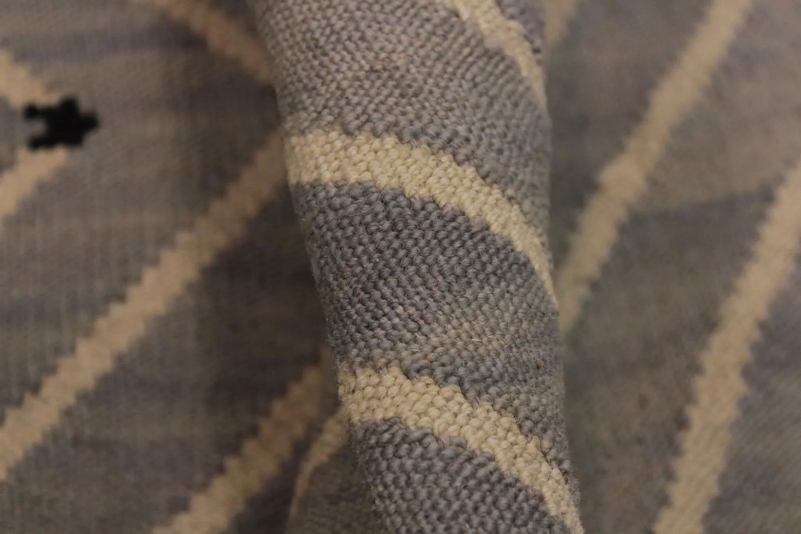 Boho Chic Kilim Hand-Woven Wool Rug- 5'1 X 6'7 - 6