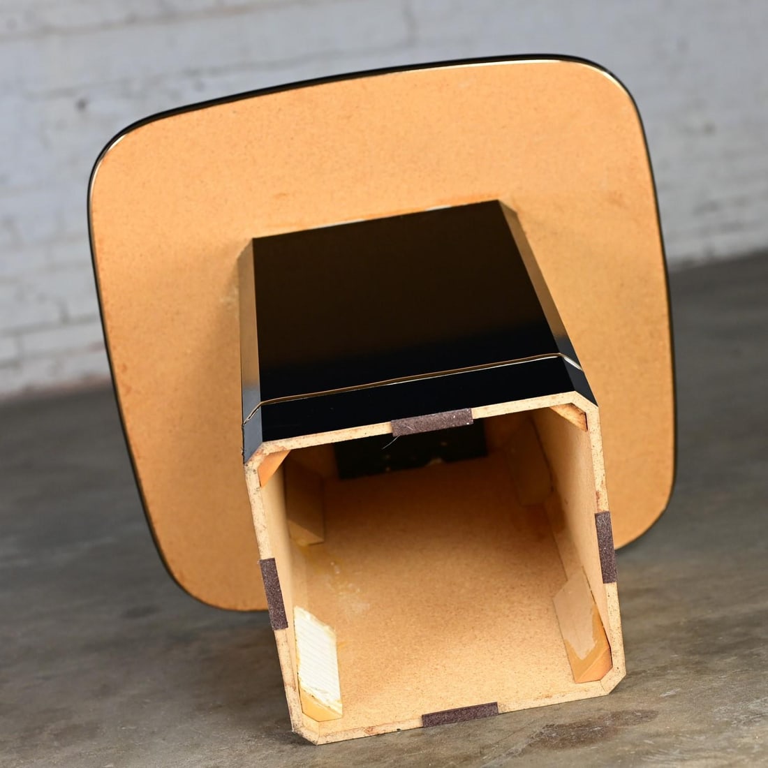 Late 20th Century Postmodern End or Side Table With Mirror Top & Black Laquered Pedestal Base - 11