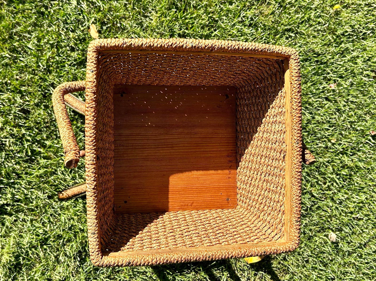 In the Style of Heywood and Wakefield, Victorian Wicker Stand With Lid, Rattan, Late 1880's - 5