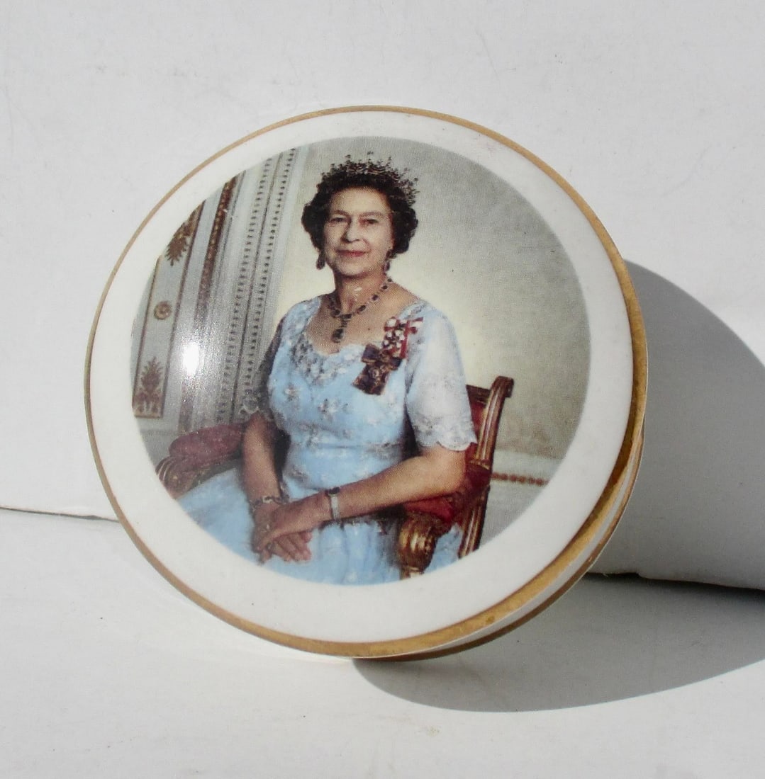 Queen Elizabeth 40th Annaversary Trinket Box 1992 - 2