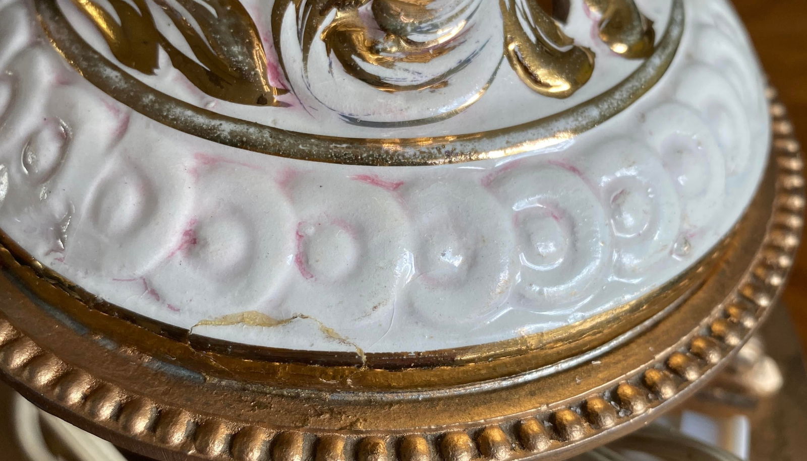 1950's White and Gold Reticulated Porcelain Capodimonte Cherubs and Brass Dolphins Lamp - 10