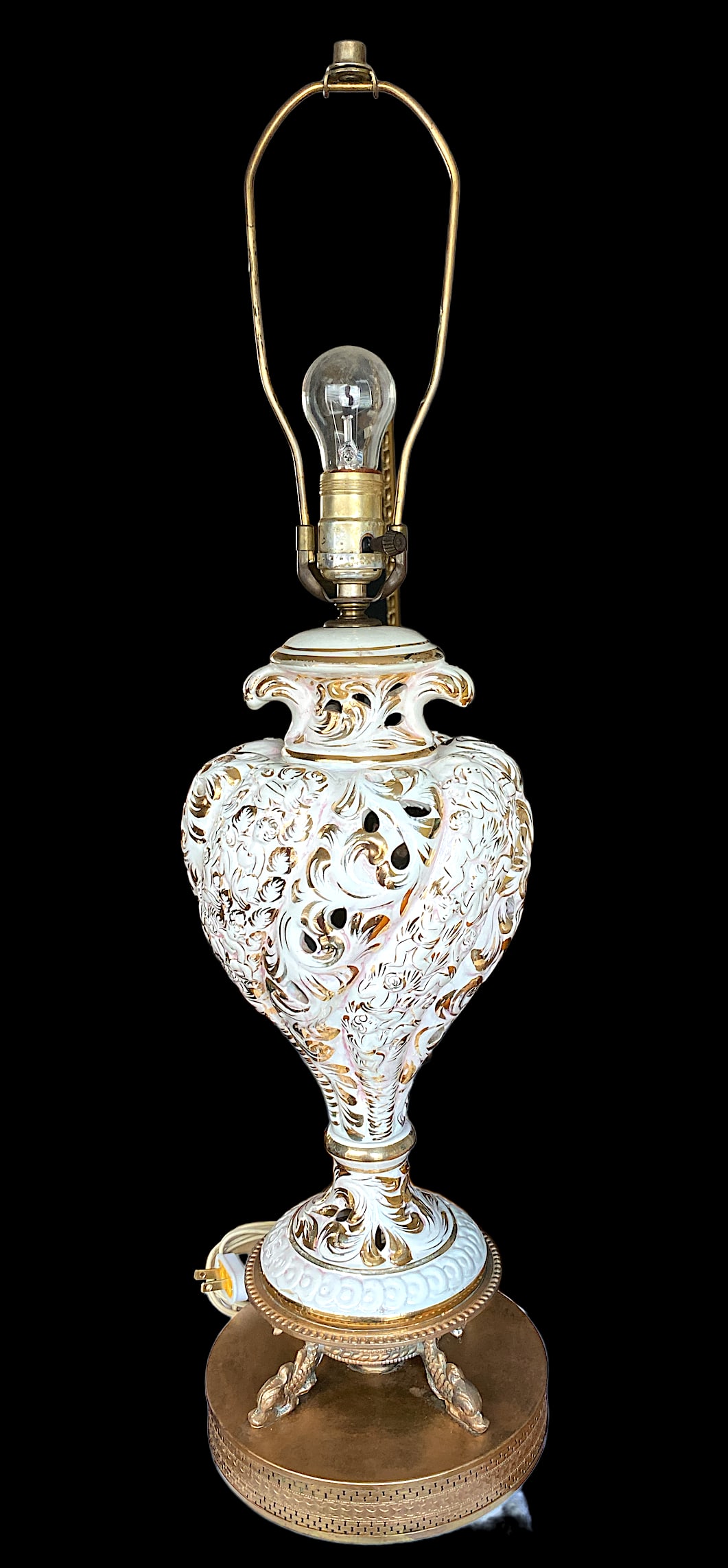 1950's White and Gold Reticulated Porcelain Capodimonte Cherubs and Brass Dolphins Lamp - 11