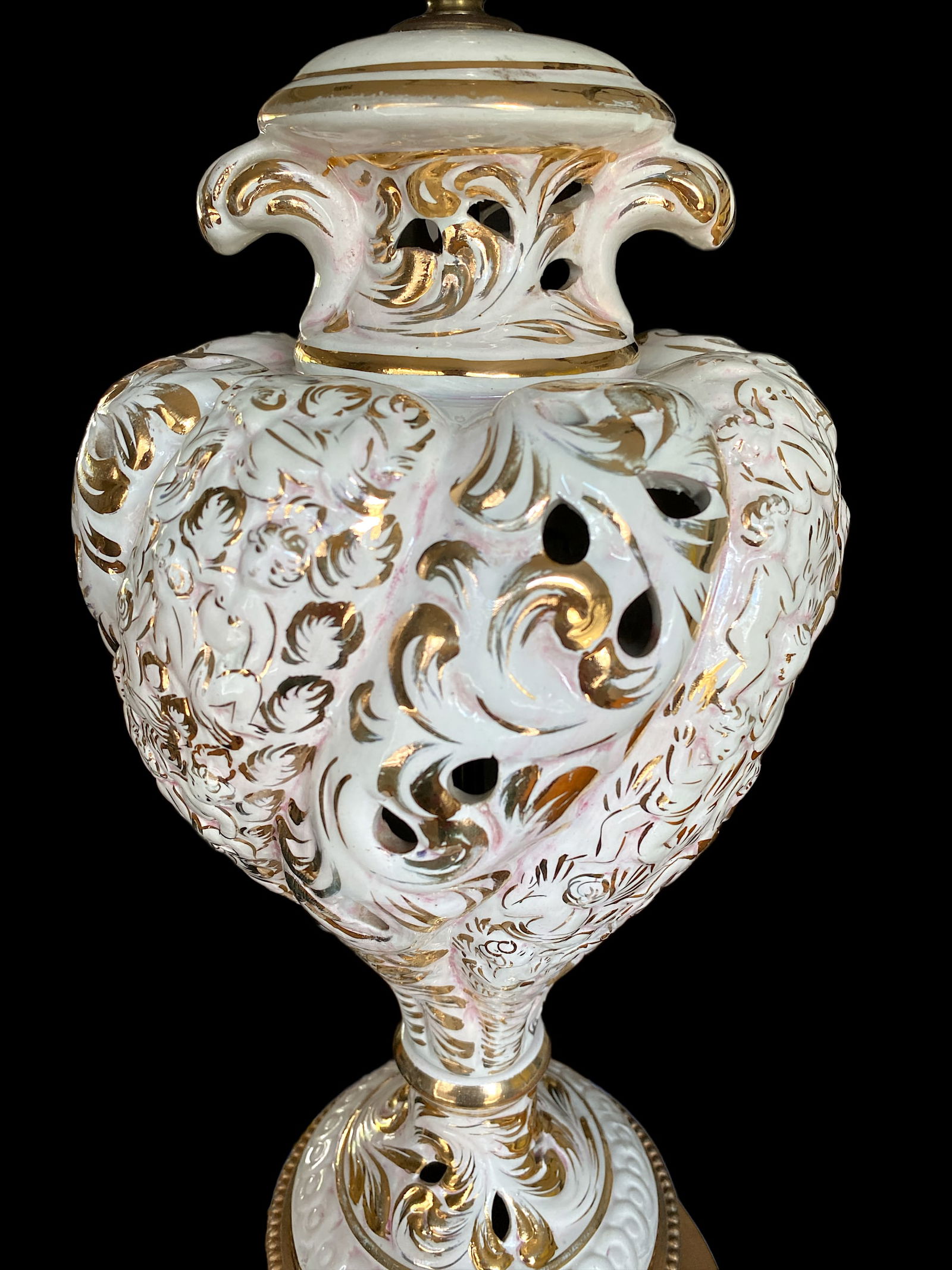 1950's White and Gold Reticulated Porcelain Capodimonte Cherubs and Brass Dolphins Lamp - 4