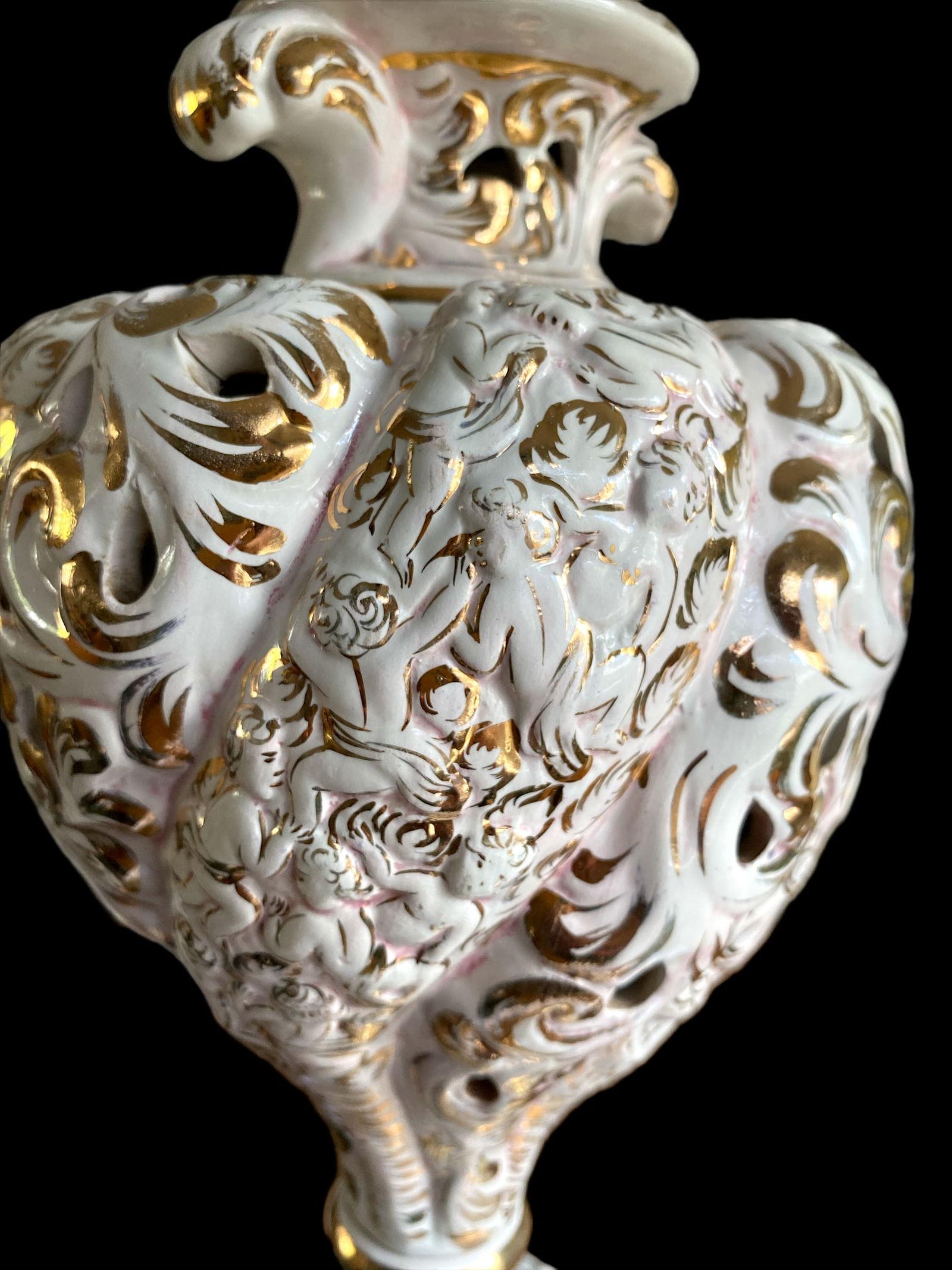 1950's White and Gold Reticulated Porcelain Capodimonte Cherubs and Brass Dolphins Lamp - 5