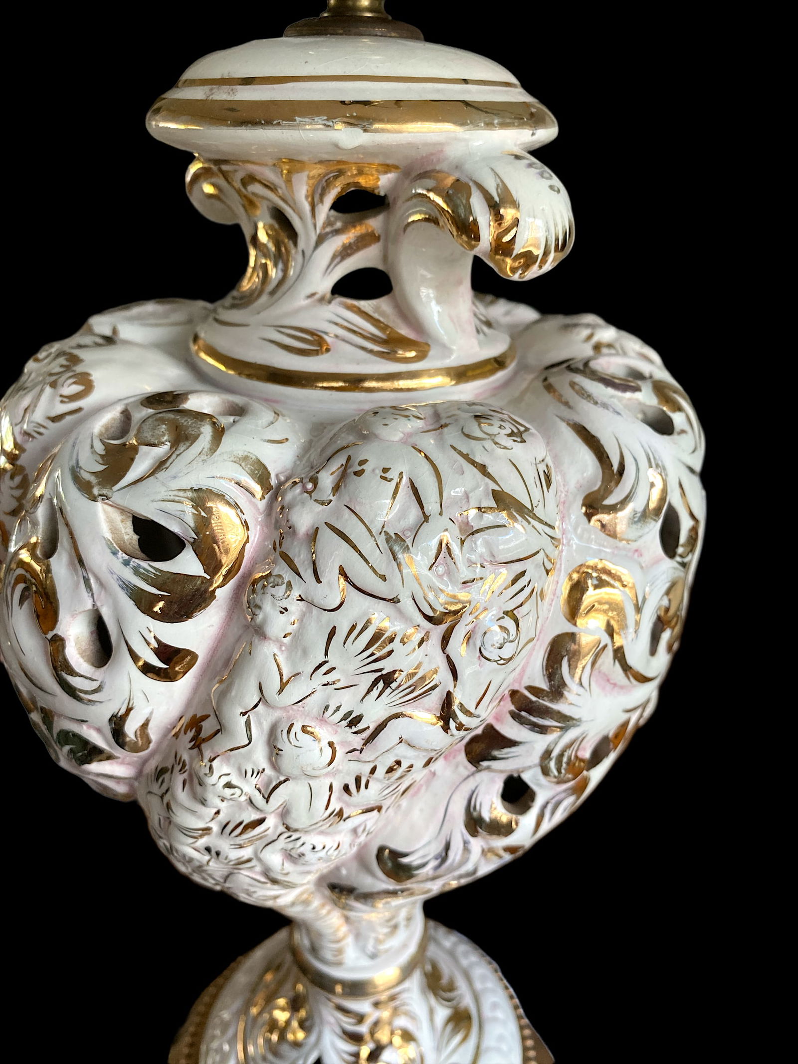 1950's White and Gold Reticulated Porcelain Capodimonte Cherubs and Brass Dolphins Lamp - 6
