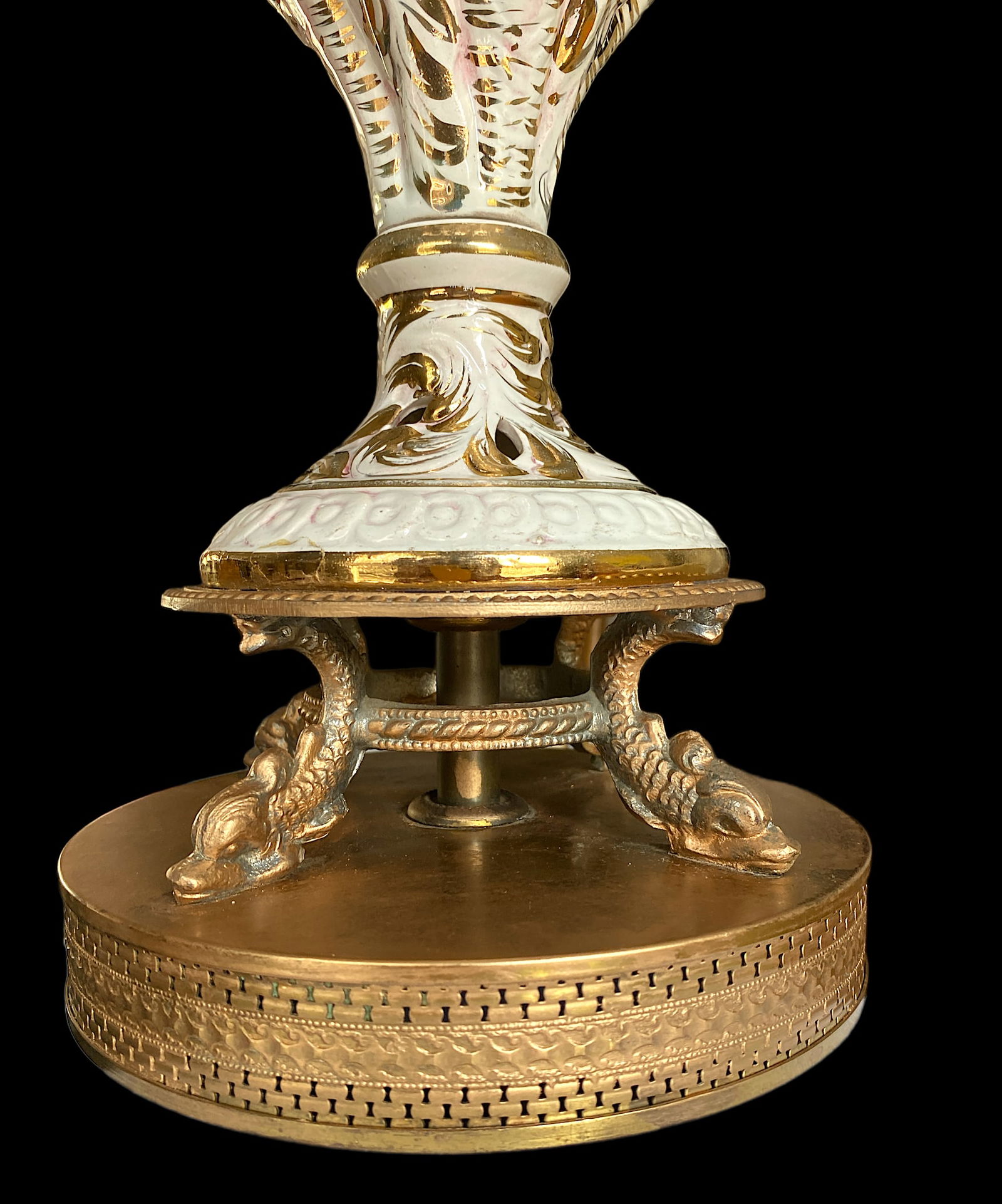 1950's White and Gold Reticulated Porcelain Capodimonte Cherubs and Brass Dolphins Lamp - 7