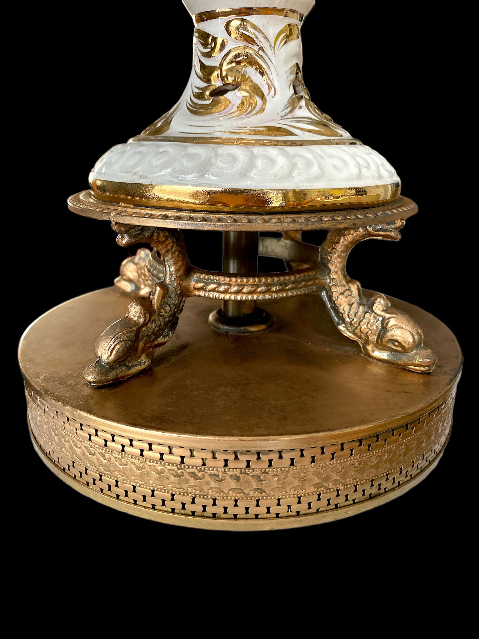 1950's White and Gold Reticulated Porcelain Capodimonte Cherubs and Brass Dolphins Lamp - 8