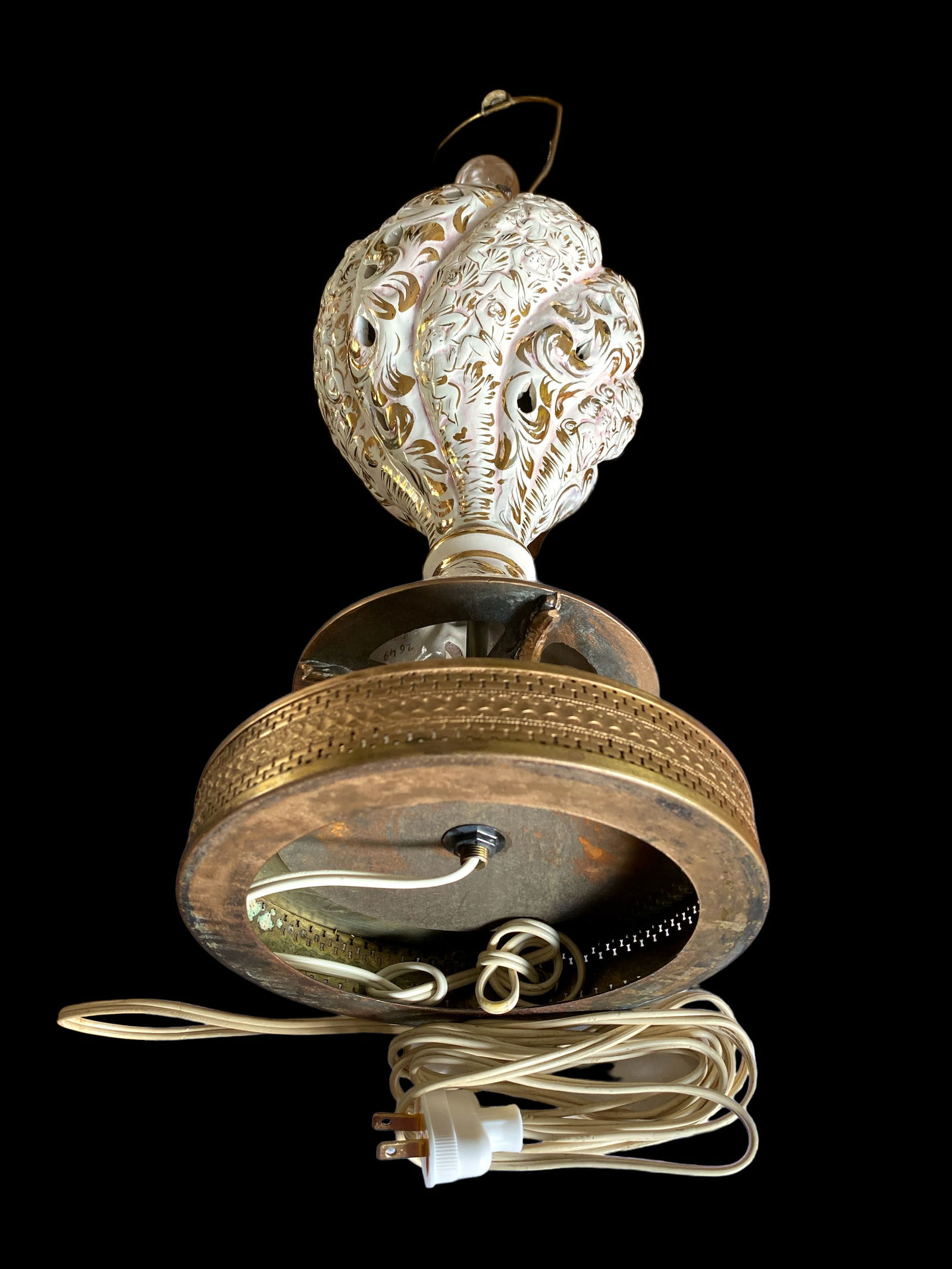1950's White and Gold Reticulated Porcelain Capodimonte Cherubs and Brass Dolphins Lamp - 9